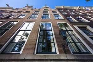 Our Dutch Masters Luxury Apartments are located in the historic centre of Amsterdam on the picturesque Keizersgracht canal.