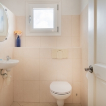 additional powder room in the marvelous three bedroom penthouse apartment named Dolphin Paradise by Curacao Luxury Holiday Rentals