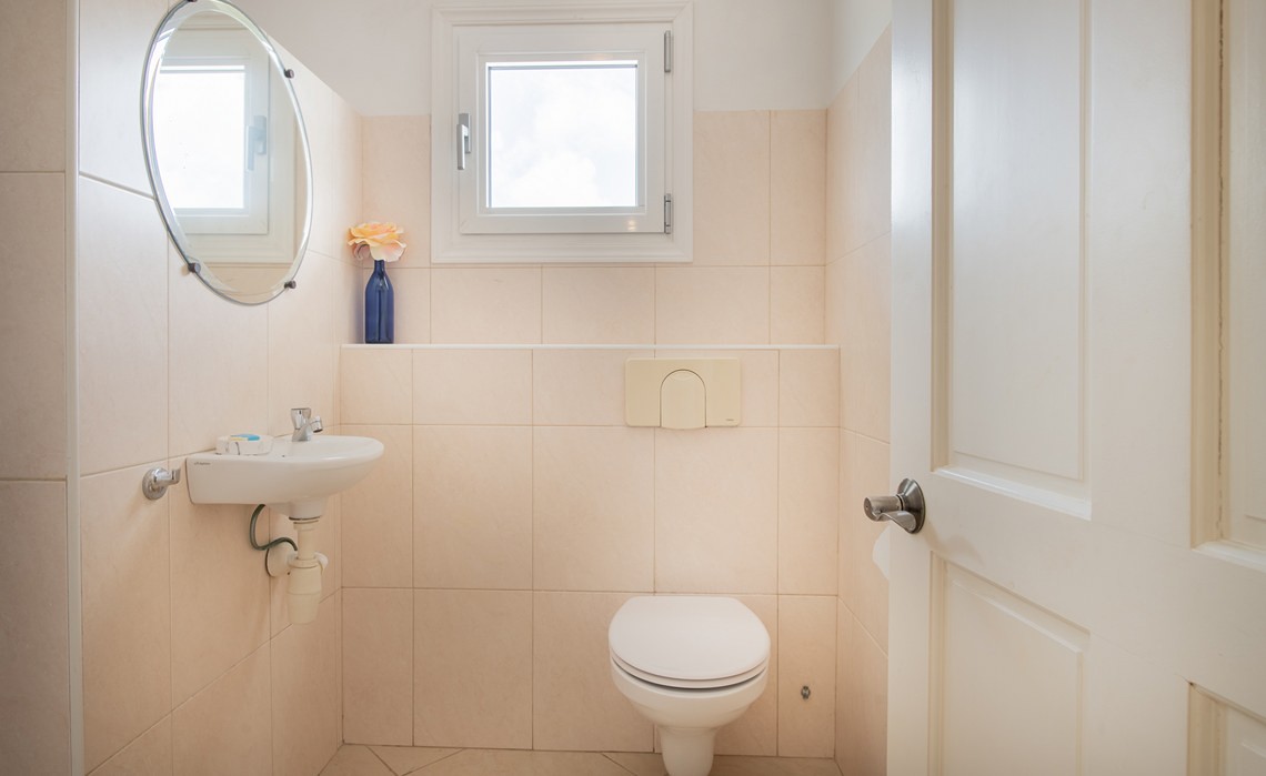 additional powder room in the marvelous three bedroom penthouse apartment named Dolphin Paradise by Curacao Luxury Holiday Rentals