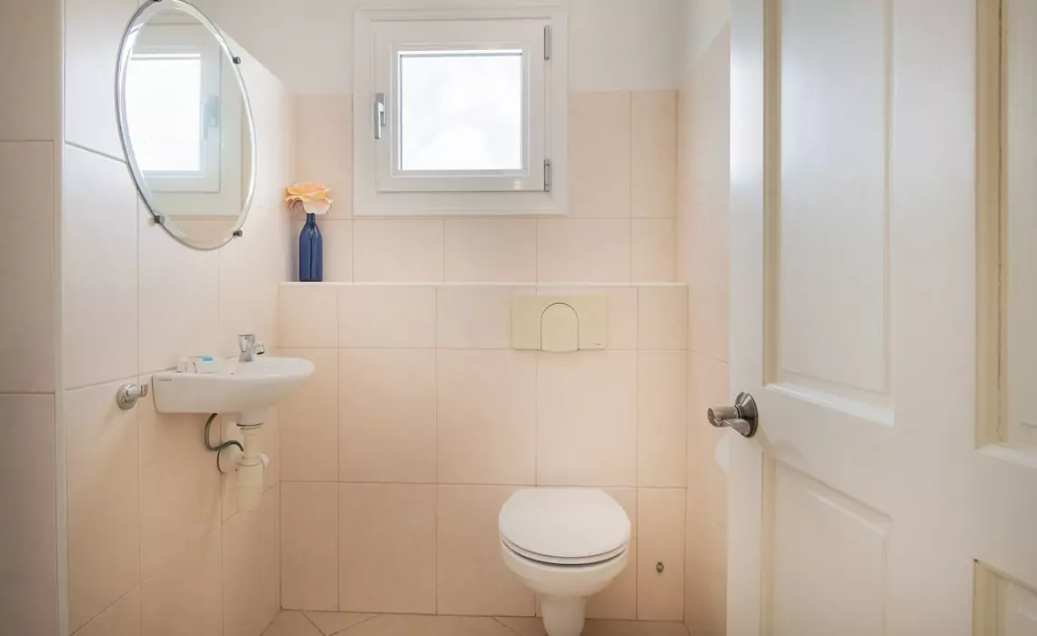 additional powder room in the marvelous three bedroom penthouse apartment named Dolphin Paradise by Curacao Luxury Holiday Rentals