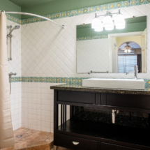 Bathroom with shower in the Portofino apartment